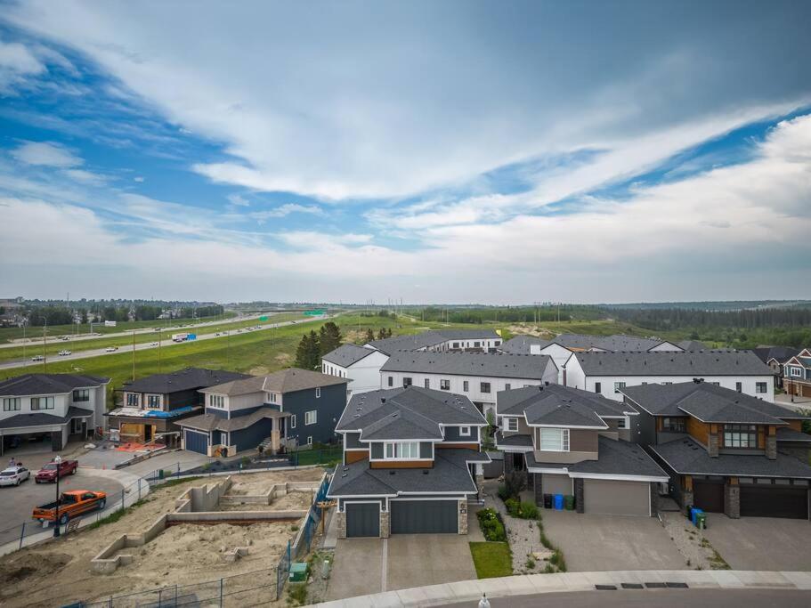 Brand New Luxury Walk-Out Suite - Calgary Exterior photo